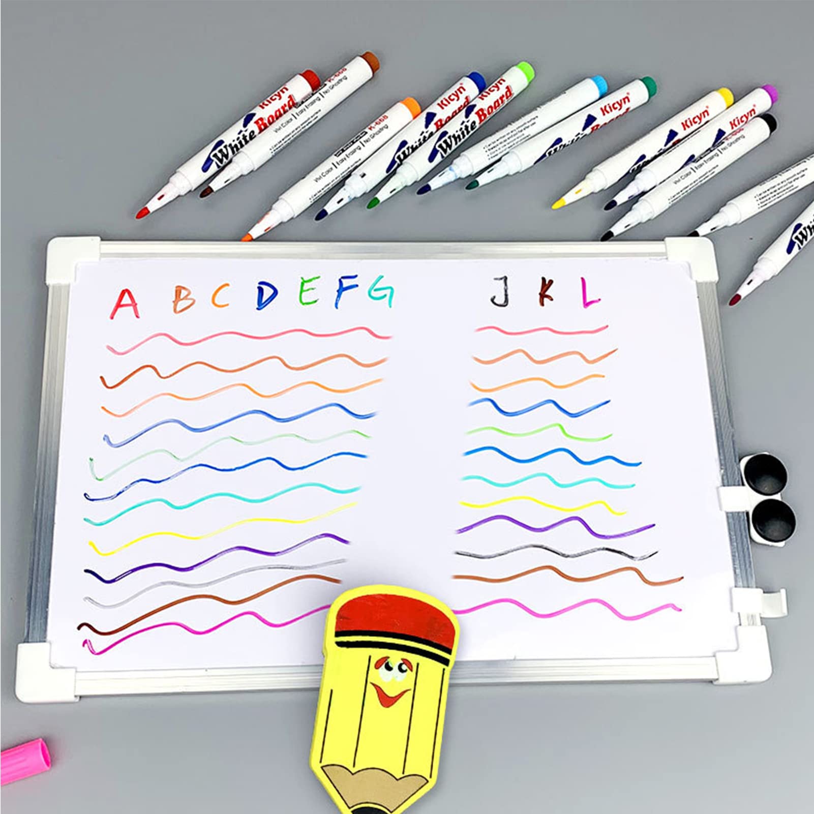 Magiska tuschpennor ritar på vatten